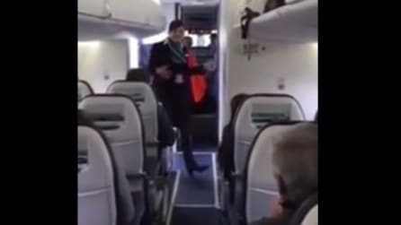 L'aereo sta per decollare, l'hostess inizia a ballare funky: ecco cosa è successo