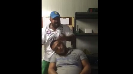 Sorpreso dal titolare mentre dorme a lavoro: preso a schiaffi