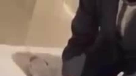 Il bambino che impazzisce per i massaggi