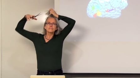 La professoressa si taglia i capelli durante la spiegazione: la lezione a cui tutti vorremmo assistere
