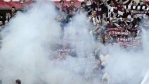 Arrestato tifoso juventino per il lancio della bomba carta nel derby col Torino: l'intercettazione audio