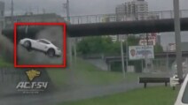 Russia: la strada è bagnata e la Porsche "prende il volo"