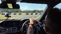 Hamilton spericolato sulla Mercedes E63 AMG: ecco la reazione della donna al suo fianco