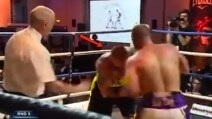 Boxe, pugile scozzese muore dopo un incontro: il video dell'incidente