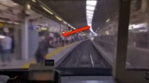 Uomo si lancia contro il treno in corsa: il gesto estremo filmato dalla telecamera
