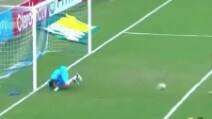 Batte il rigore, prima colpisce il palo e poi il portiere la para col tacco