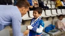 L'emozione di una bambino quando il suo idolo gli viene incontro: il bellissimo gesto sugli spalti