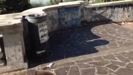 Baretti via A. Falcone - Il degrado della Napoli da bere nel quartiere "bene"