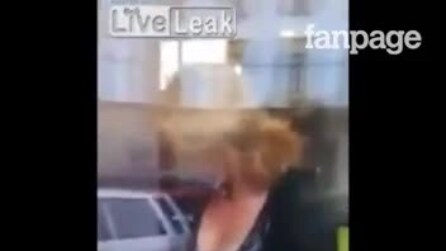 Mulher se toca as partes íntimas em um restaurante, os transeuntes gravam a cena