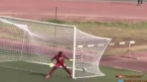Portiere ma che combini? Un tiro innocuo si trasforma in gol
