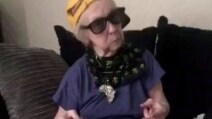 Nonna di 93 anni balla, rappa e si fa i selfie: guardatela, non crederete ai vostri occhi