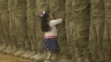 O pai volta para casa depois da missão: a tocante reação da filha