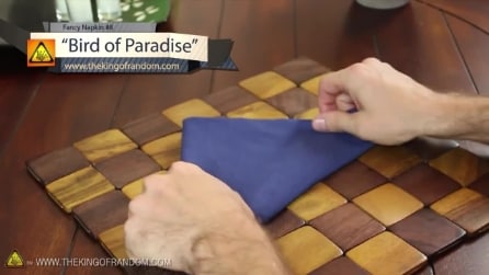 Ecco come piegare un tovagliolo di stoffa per rendere elegante la vostra tavola