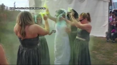 Viene lasciata all'altare, organizza un "Colour Party" per rovinare l'abito bianco