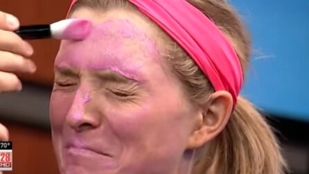 Dipingono la sua faccia con una strana sostanza rosa: l'idea è geniale