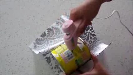 Avvolge il contenitore di latta nel tessuto, il riciclo utile a cui non avevi pensato