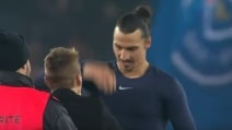 Un giovane tifoso invade il campo a fine gara: ecco la reazione di Ibrahimovic