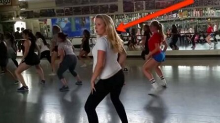 Ela começa a dançar mas depois todos reparam isso: a mulher surpreende a todos assim