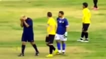 Arbitro pesantemente insultato scoppia in lacrime: ecco la reazione dei calciatori