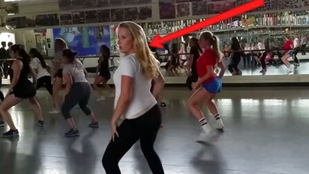 Ela começa a dançar mas depois todos reparam nisso: a mulher surpreende a todos assim