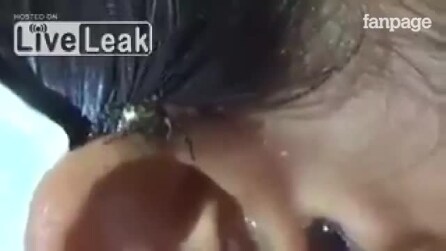 Coloca umas gotas de água no ouvido: o que vai sair é chocante