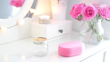 Ela corta uma esponja e coloca no frasco: o truque genial