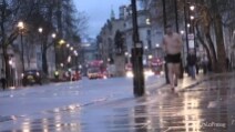Londra, giornalista corre nudo per strada dopo aver perso una scommessa