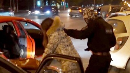 Uomini col passamontagna la trascinano fuori dall'auto, poi il colpo di scena che non ti aspetti