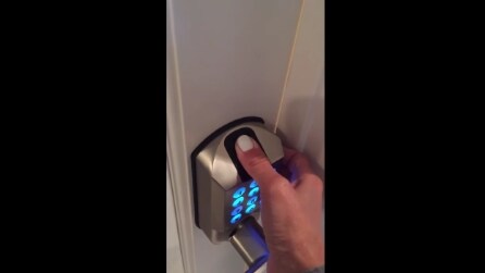 L'armadio con le impronte digitali: quello che c'è all'interno vi lascerà senza parole