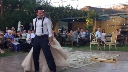 Noivos fazem dança cheia de magia e provocam suspiros nos convidados