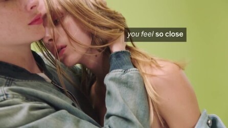 Diesel lancia la nuova campagna pubblicitaria mostrando un bacio transgender