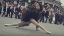 Iniziano a ballare per strada: l'inno all'amore e a Parigi