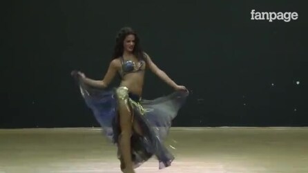 Mulher começa a dançar e com seus movimentos encanta todo mundo, sua sensualidade não tem freios