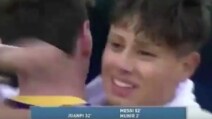 Messi abbraccia e regala la maglia ad un tifoso avversario