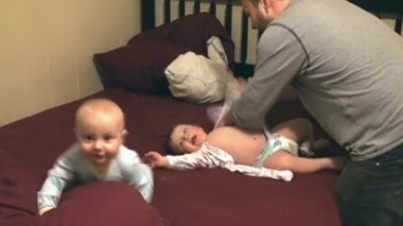 Pai tentando vestir os gêmeos: tente não rir