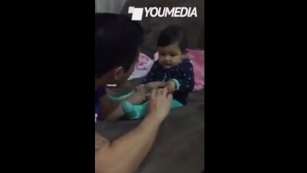 Pai tentando cortar unhas a menino: a reação da criança é hilária