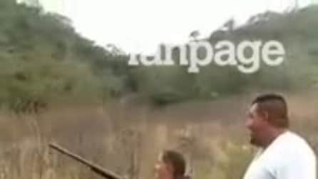 Sogra quer disparar espingarda, genro aceita: veja o que acontece