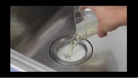 Como desentupir a pia com um método rápido e fácil