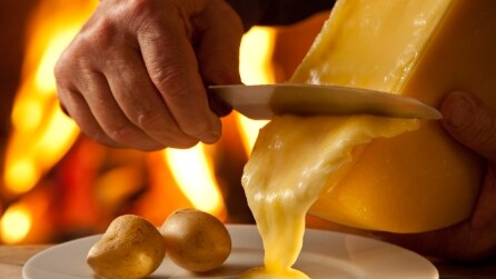 Conoscete la raclette? La ricetta perfetta per scaldare le fredde serate invernali