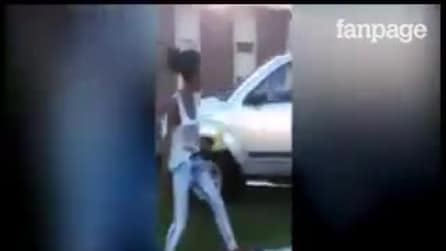 Adolescentes estão assediando sua filha: pai chega a bordo do SUV e se vinga assim