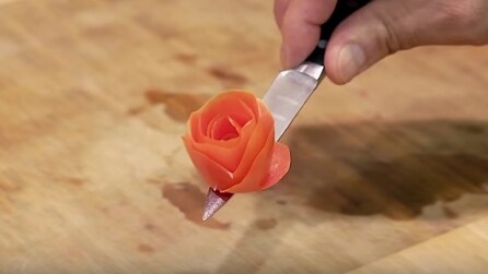 Come fare una rosa con un pomodoro: taglia la buccia e la crea velocemente
