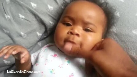 A pequena move a boca e sem saber cria algo especial