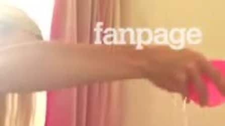 Mãe joga água na cabeça da filha e sua reação é muito divertida