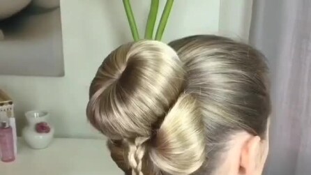 Come realizzare uno chignon particolare in poche mosse