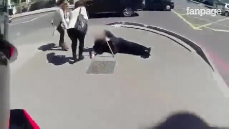 Idoso cai no chão. O gesto do motociclista é emocionante