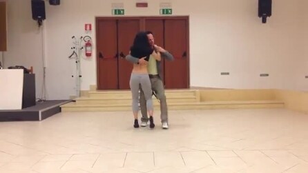 A dança mais sensual que você já viu. Quando a música toca, você vai ficar encantado