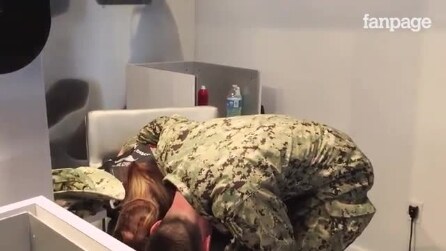 Mulher irrompe em lágrimas ao olhar para o espelho: o motivo é maravilhoso