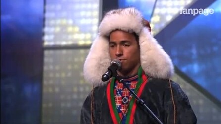 Eles se riem de suas roupas, mas ele começa a cantar e deixa todos sem fôlego