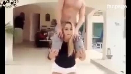 Se agarra a seu novio com as pernas mas o final è surpendente