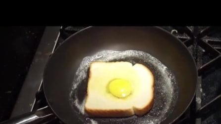 Buca il pane e ci mette dentro un uovo: la ricetta geniale per un pasto veloce